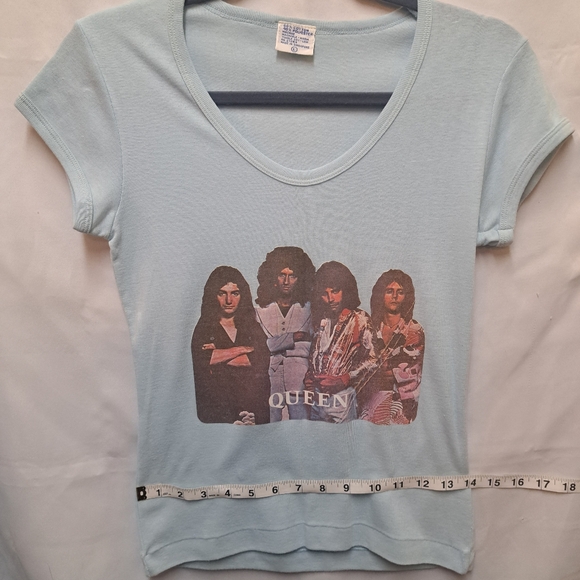 Vtg Queen graphic V-neck baby tee in baby blue vintage size L - Picture 11 of 11